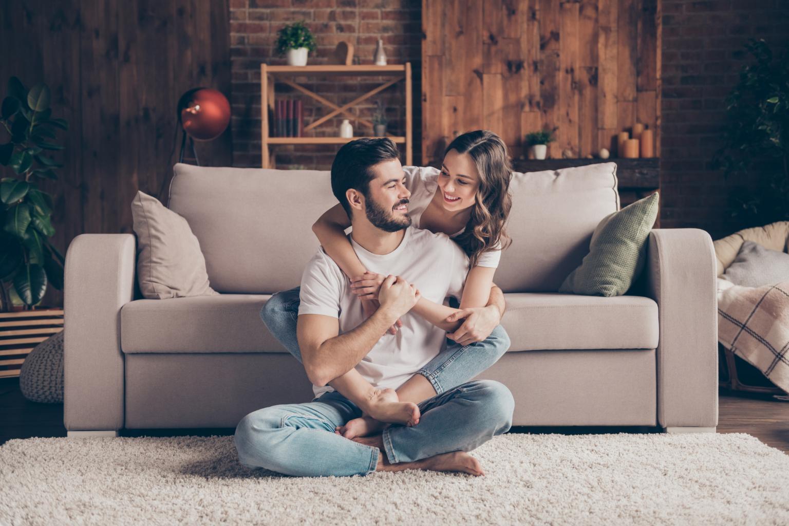 BRAD Young Couple on sofa_1960467754